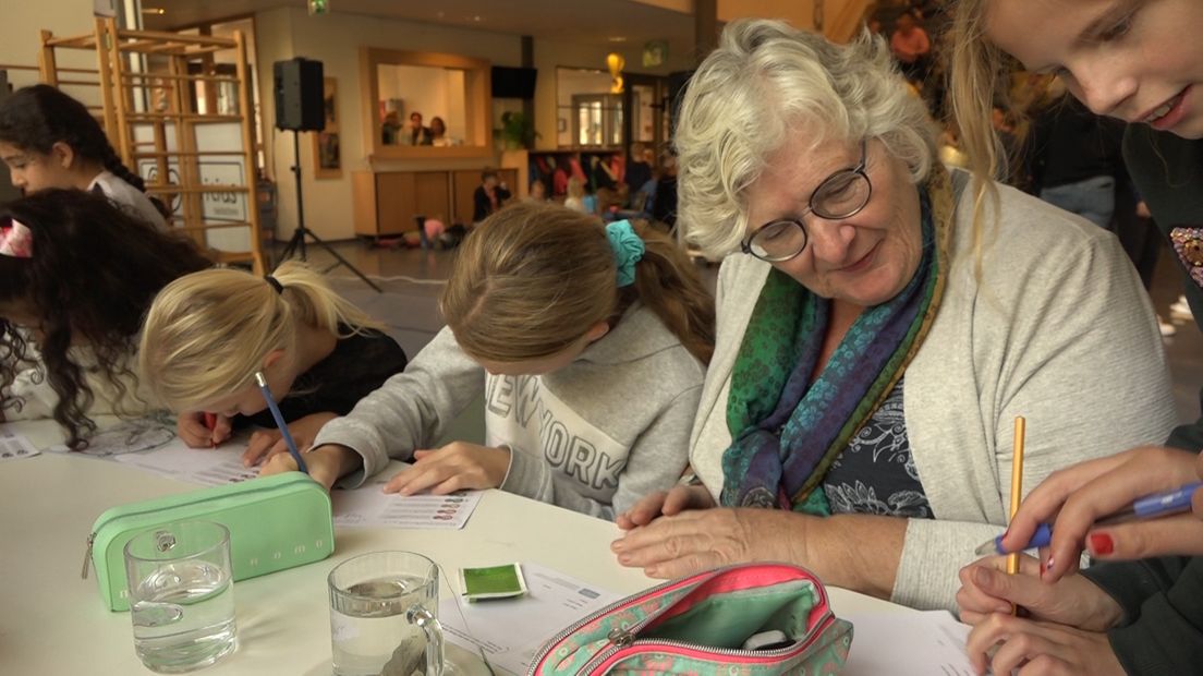 Grootouders en kleinkinderen werken in de les.