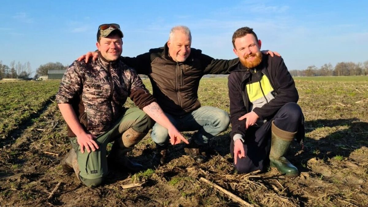 Schröder en Tuinstra vinden het eerste kievitsei van Fryslân bij Luxwoude