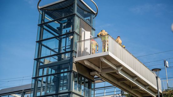 Zwaar gereedschap nodig om man uit lift te bevrijden