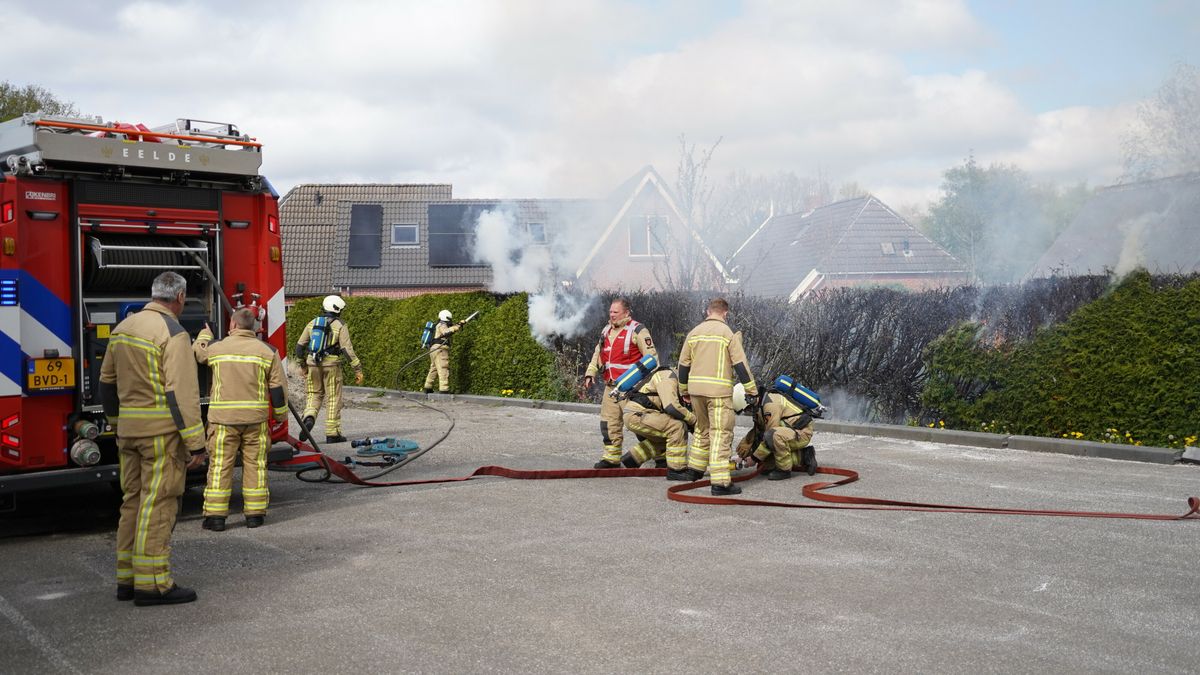 Coniferenhaag in brand in Paterswolde