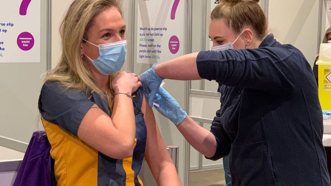 Eerste vaccinatie in IJsselhallen voor verpleegkundige Gelinde