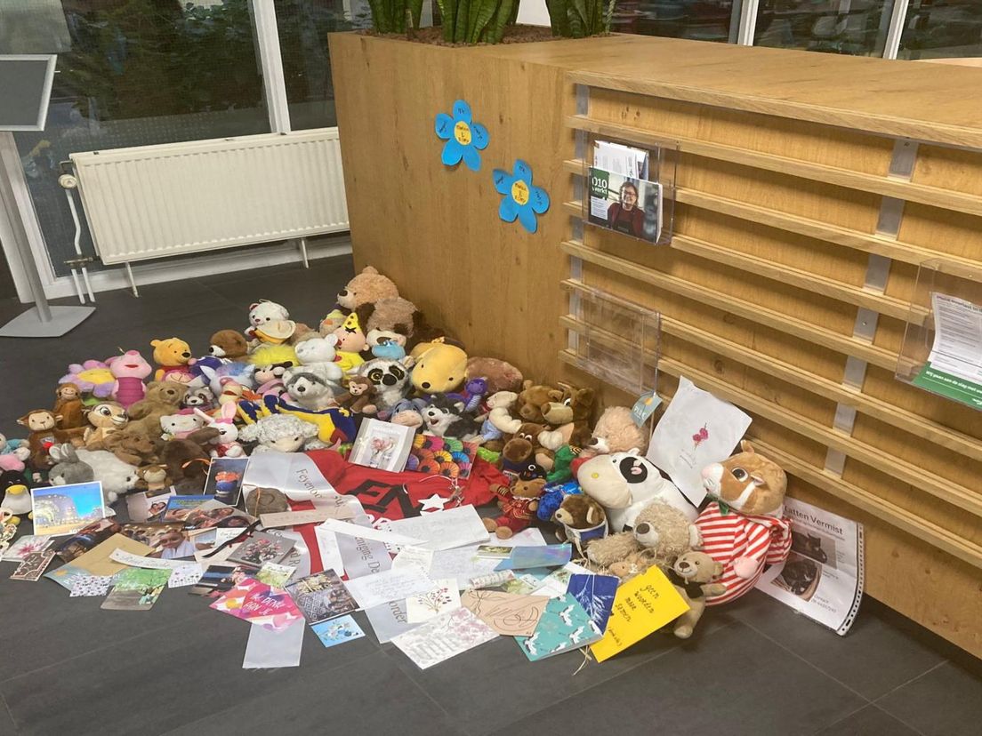 Vanwege het slechte weer zijn de knuffels en kaarten tijdelijk verplaatst.