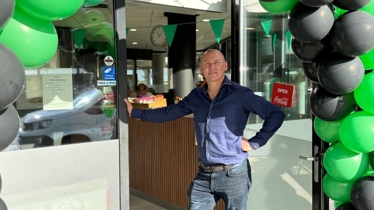 Nieuwe eigenaar Wouter zet deuren kiosk op busstation Gieten na een jaar weer open