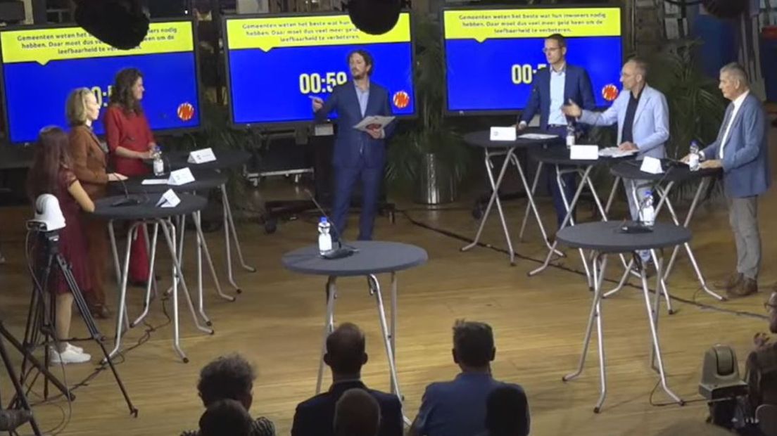 Het debat tussen GroenLinks-PvdA, D66, CDA, NSC, BBB en 50PLUS. In het midden debatleider Huibert Veth van Omroep Gelderland.