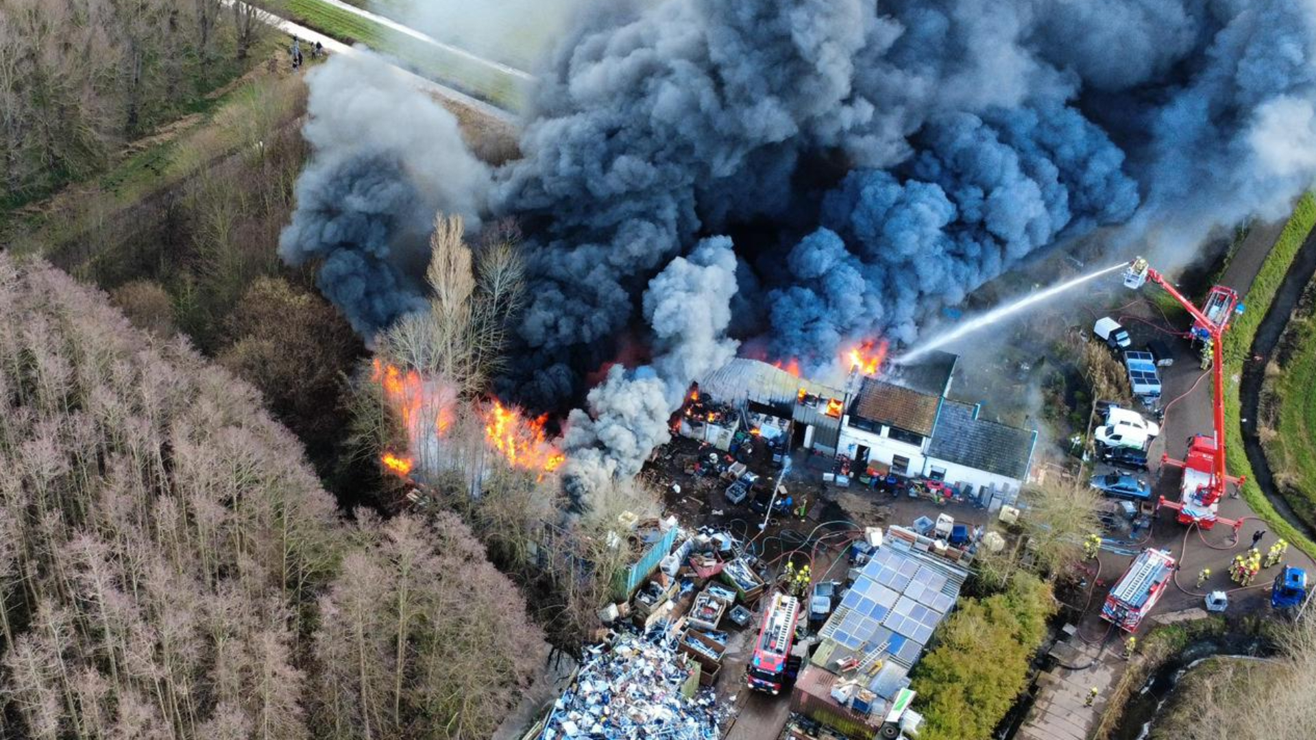 Een droneshot van de brand.