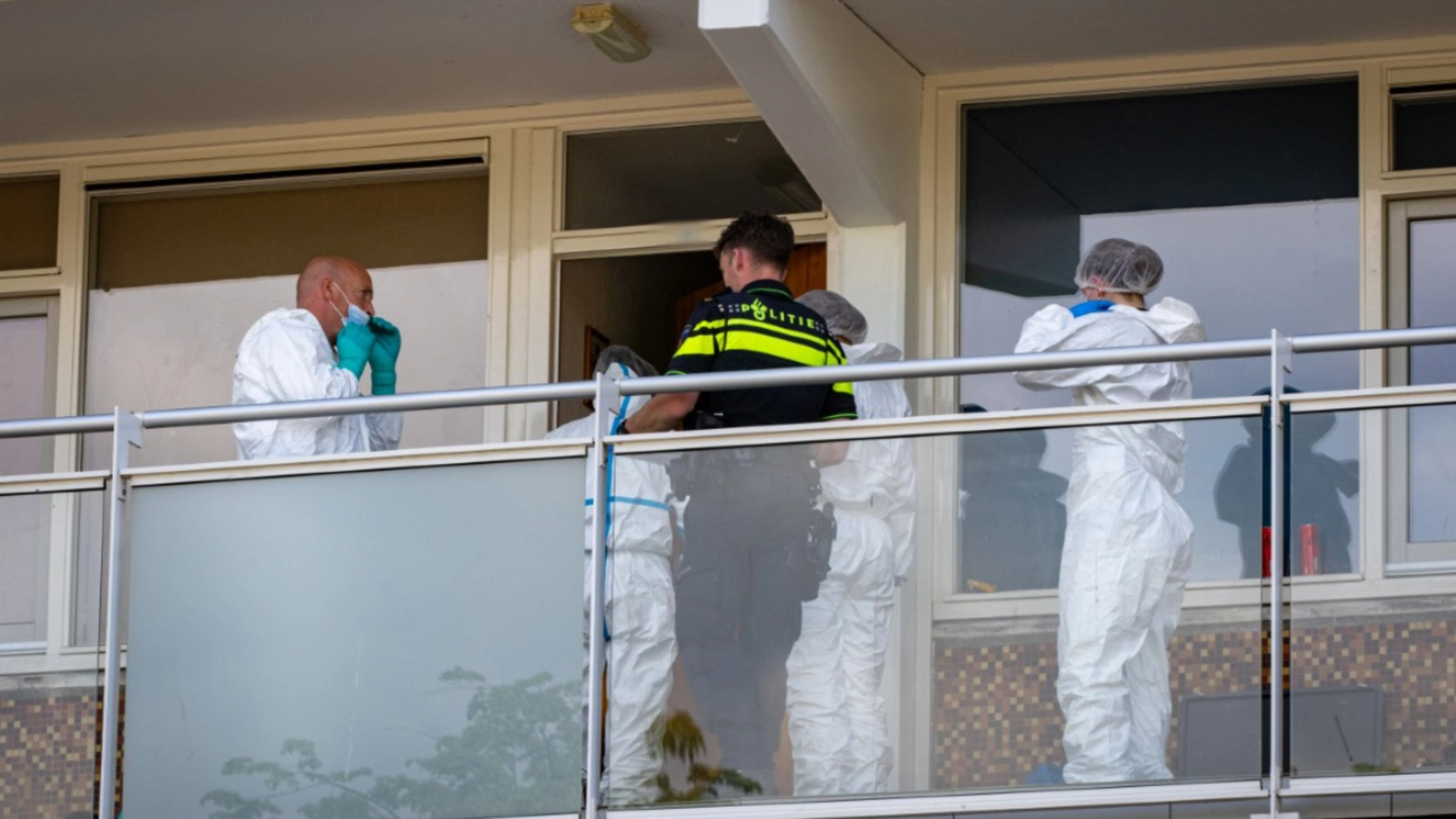 In Vlaardingen zijn twee overleden mensen aangetroffen in een flatwoning