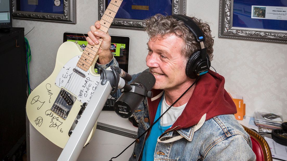 Erik Kuijlaars met de gitaar van Coldplay.