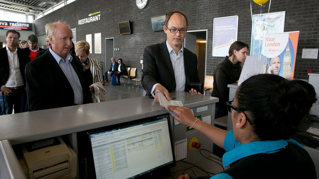 Passagiers bezig met inchecken