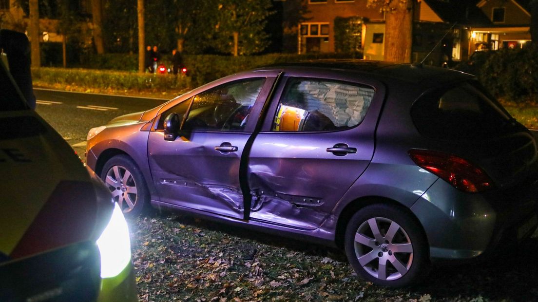 Auto geraakt in de flank door bezorgwagen