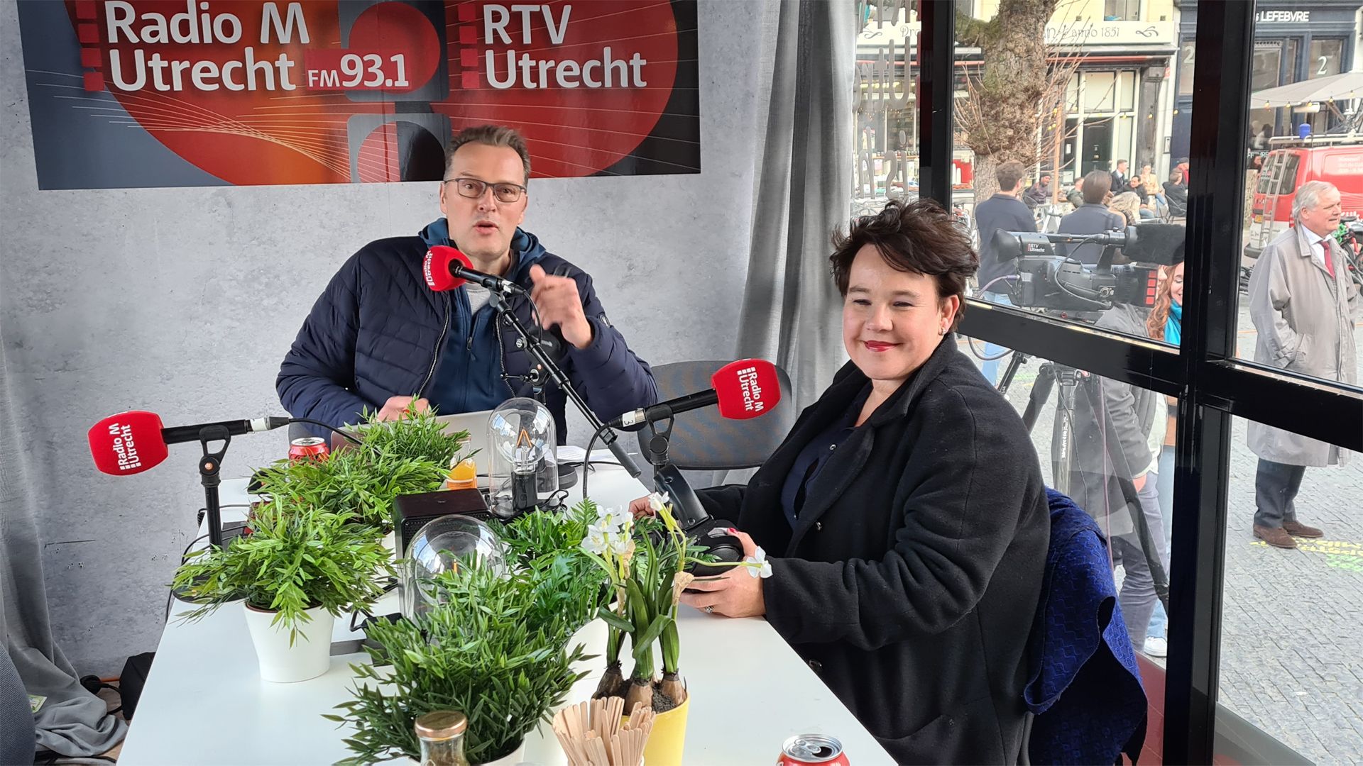 Burgemeester Dijksma In Verkiezingskaravaan Over Verkiezingen, Oekraïne ...