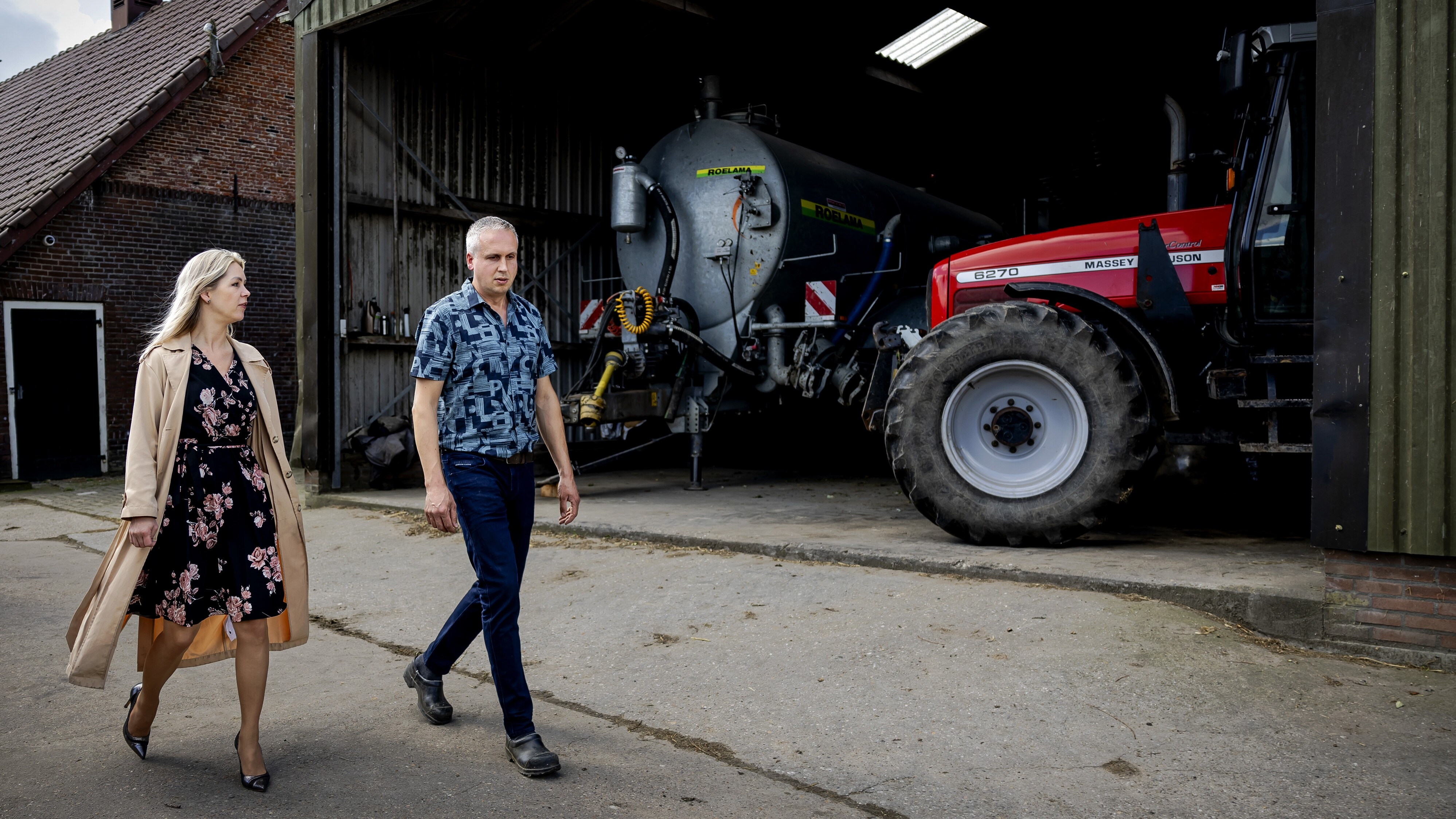 Minister Wiersma op werkbezoek op een boerderij