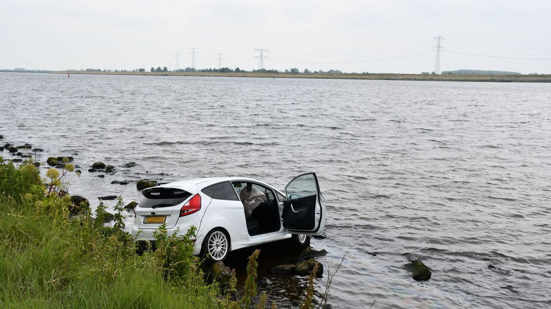 Auto te water Oesterdam