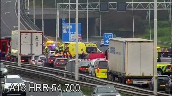 Snelweg dicht na ongeluk met zes autos en vrachtwagen. Snelweg dicht na ongeluk met zes autos en vrachtwagen.