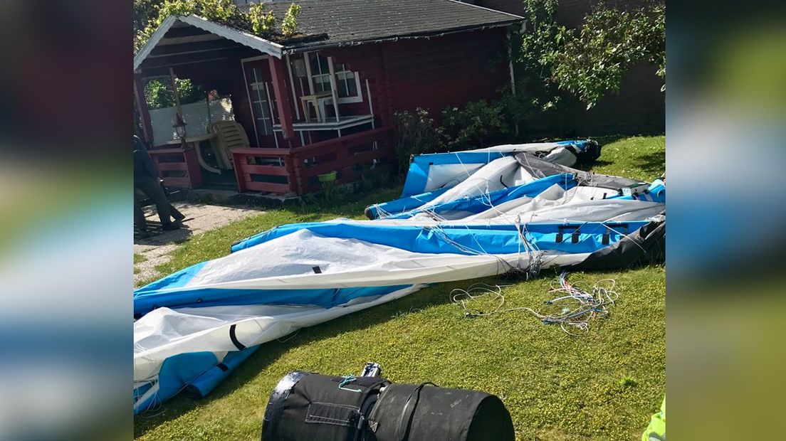 Het gevallen glijscherm van een paraglider 