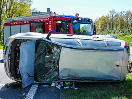Auto botst op vrachtwagen in Emmen