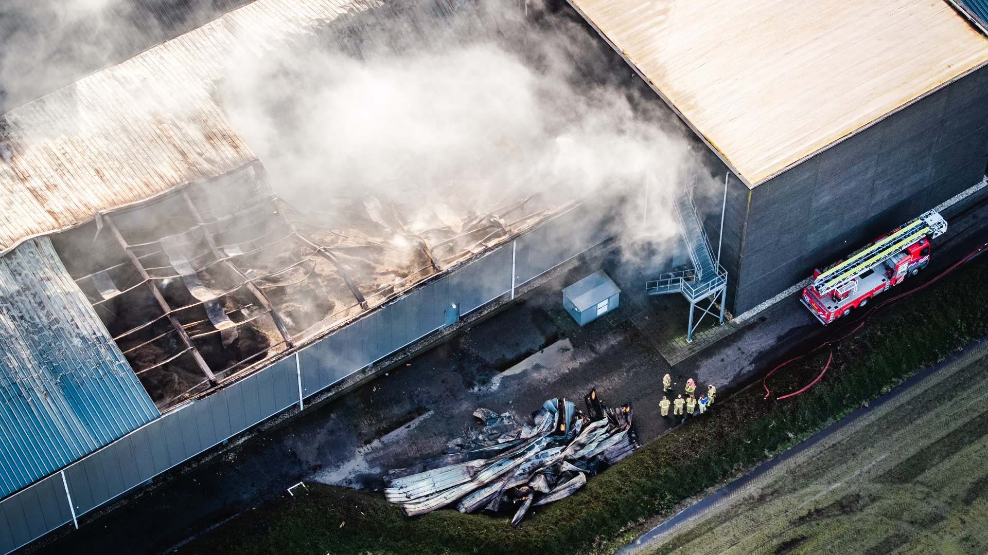 In de loods ligt een grote berg zonnebloempitten, die pitten en het restafval daarvan staan nog steeds in brand.