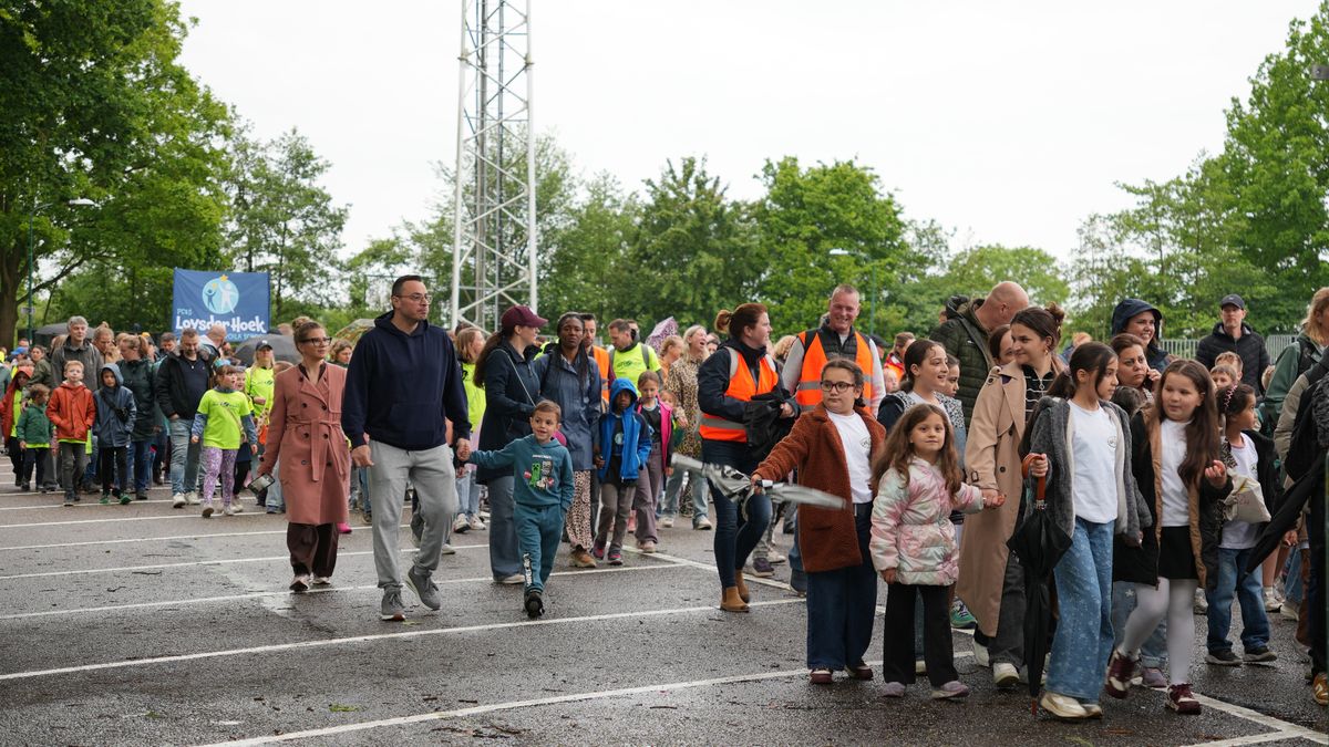 Avondvierdaagse trapt nat maar vrolijk af in Leusden: 'Het is echt een happening hier'