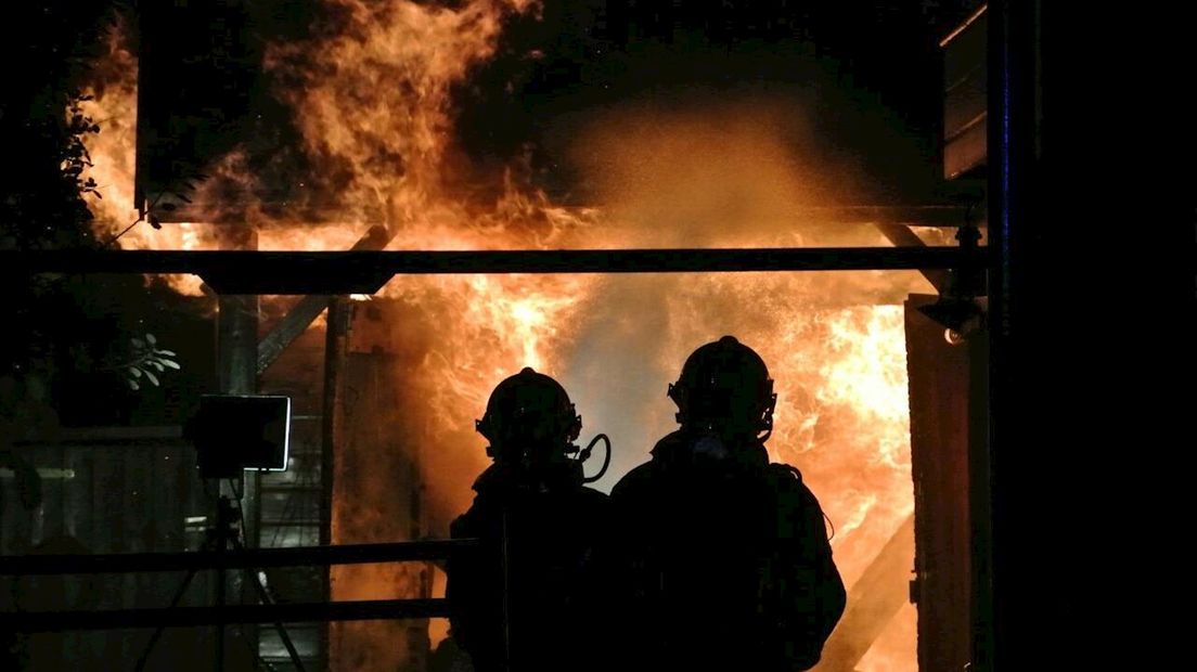 Uitslaande brand verwoest schuur in Balkbrug