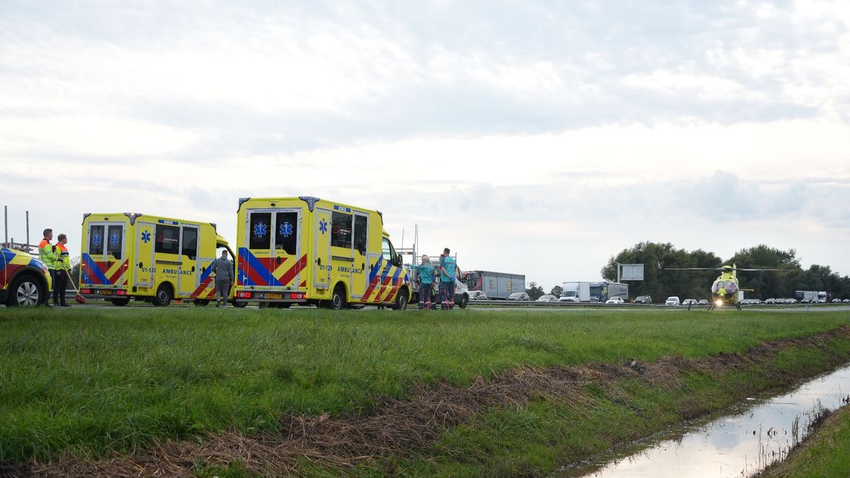 112-nieuws: Twee gewonden bij ongeluk op A7; weg dicht tussen Groningen-West en Leek