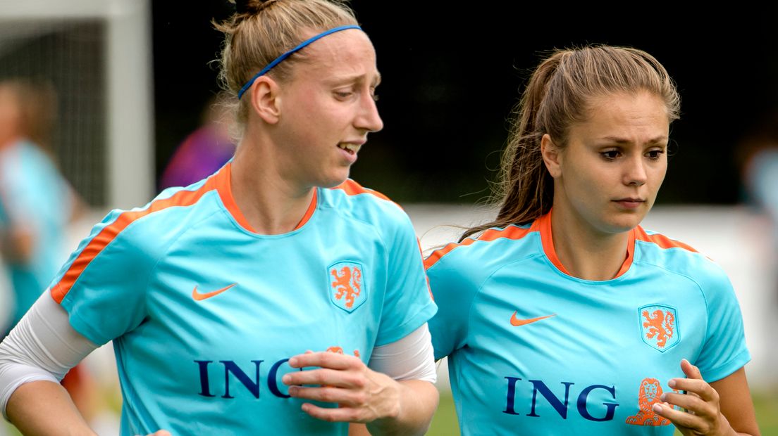 Sari van Veenendaal (L) en Lieke Martens (R) tijdens de training.