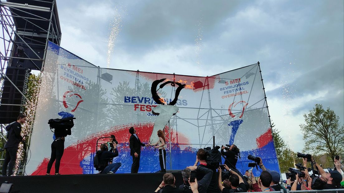 Mark Rutte en Froukje ontsteken het Bevrijdingsvuur