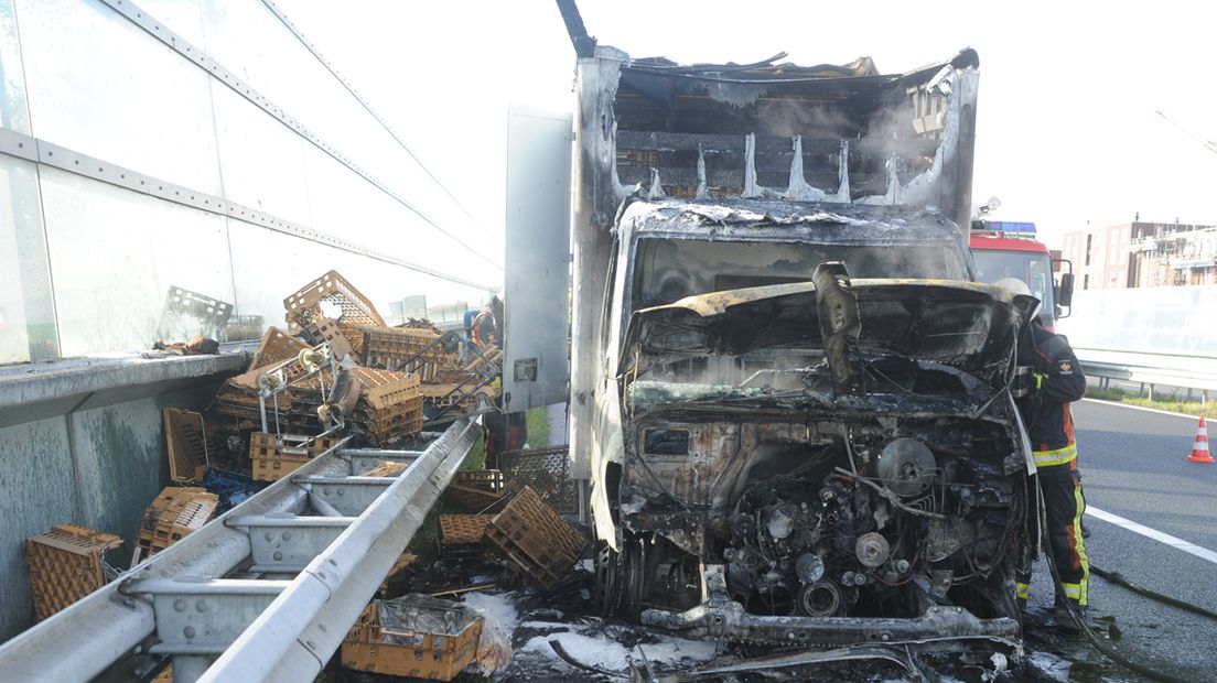 Vrachtwagen op de A44 uitgebrand