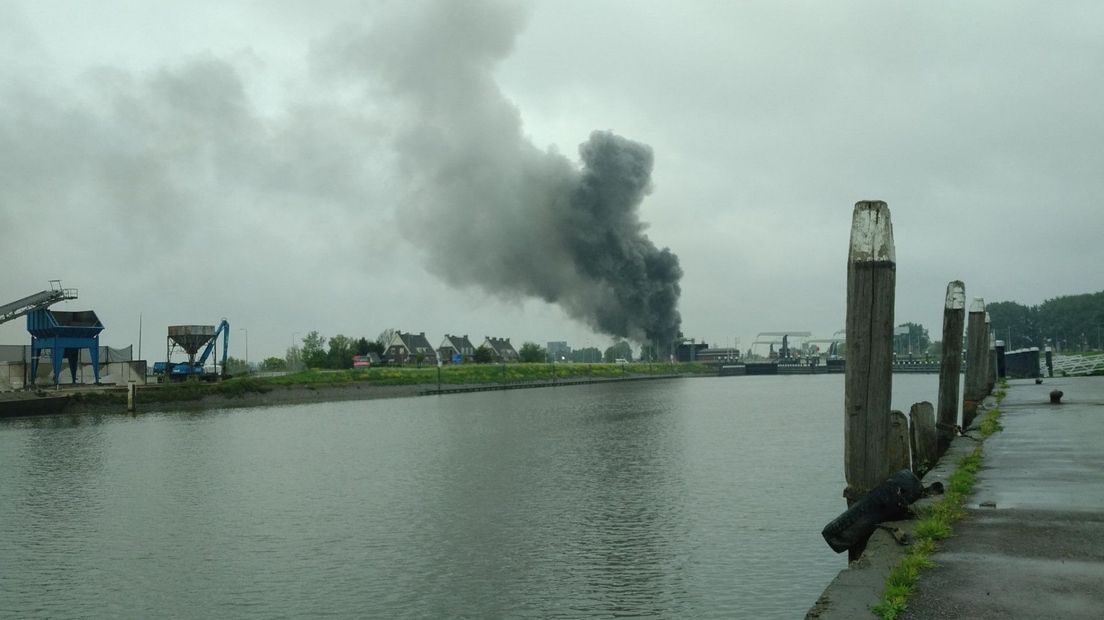 Veel rook bij de brand aan de Nieuwe Broekweg in Gouda
