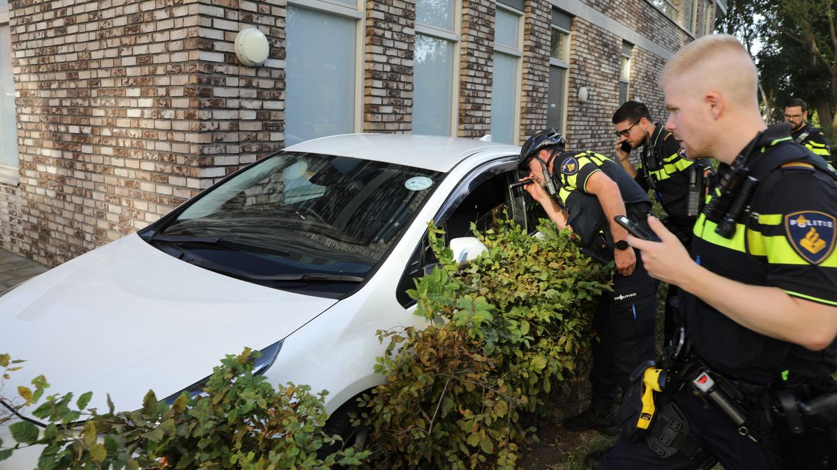 112-nieuws | Achtervolging in gestolen auto eindigt in de bosjes - Scooterrijdster gewond na botsing