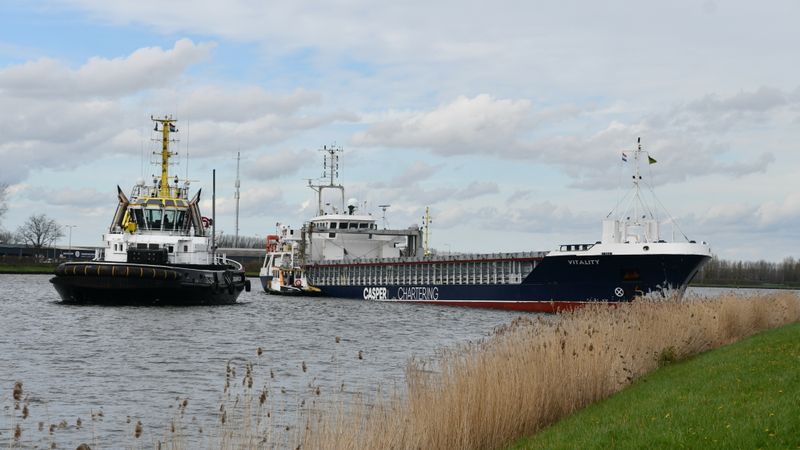 Vastgelopen schip op Kanaal van Gent naar Terneuzen vaart weer - Omroep