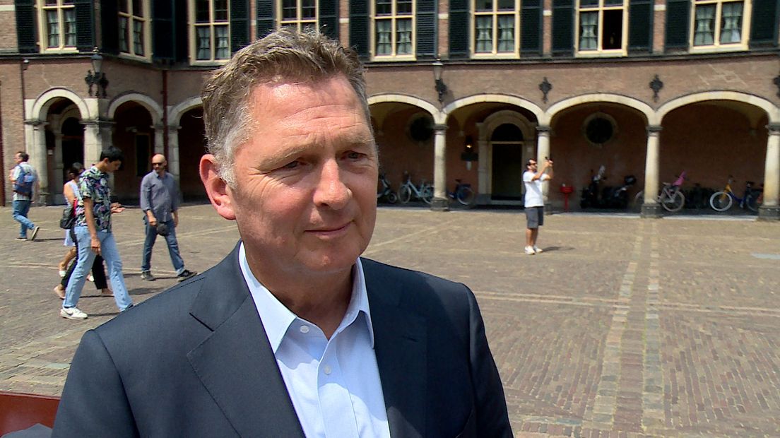 André Bosman, VVD Tweede Kamerid en Zeeuw, op het Binnenhof in Den Haag