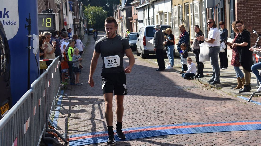 Een deelnemer aan de halve marathon van Tholen in 2017