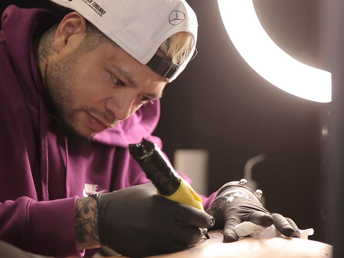 Brian aan het werk in zijn tattooshop