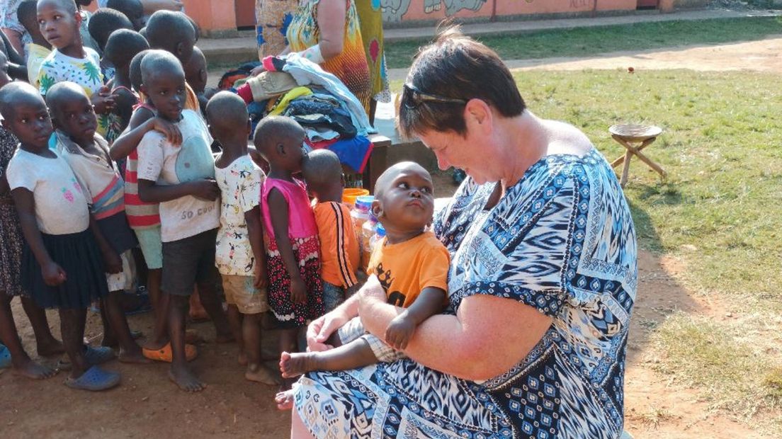 Gea bezoekt weeskinderen in Oeganda