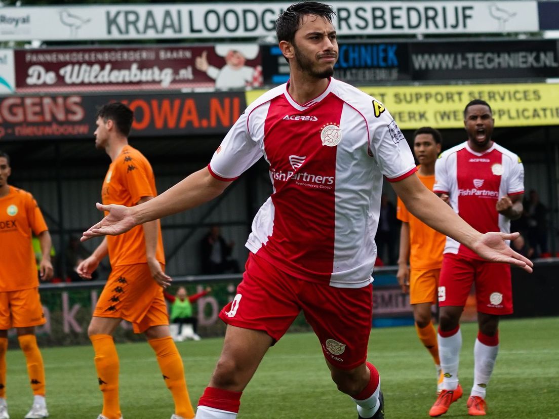 Khalid Tadmine viert zijn goal voor IJsselmeervogels tegen ASWH