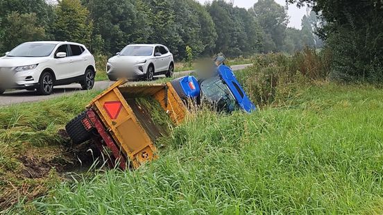 Tractor in de sloot na uitwijken aanrijding. Tractor in de sloot na uitwijken aanrijding.