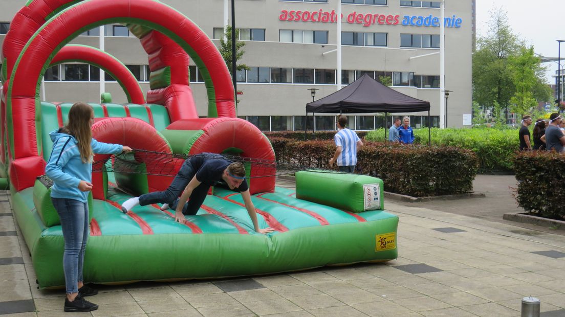 Het schooljaar op de nieuwe HZ-academie in Roosendaal zijn begonnen met pleinspelen
