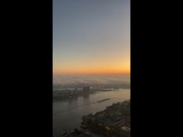 Met de gloed van een opkomende zon zijn de beelden werkelijk waar betoverend (video van bewoner Zalmhaventoren)