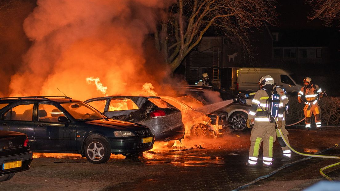 De brandweer tijdens de bluswerkzaamheden.