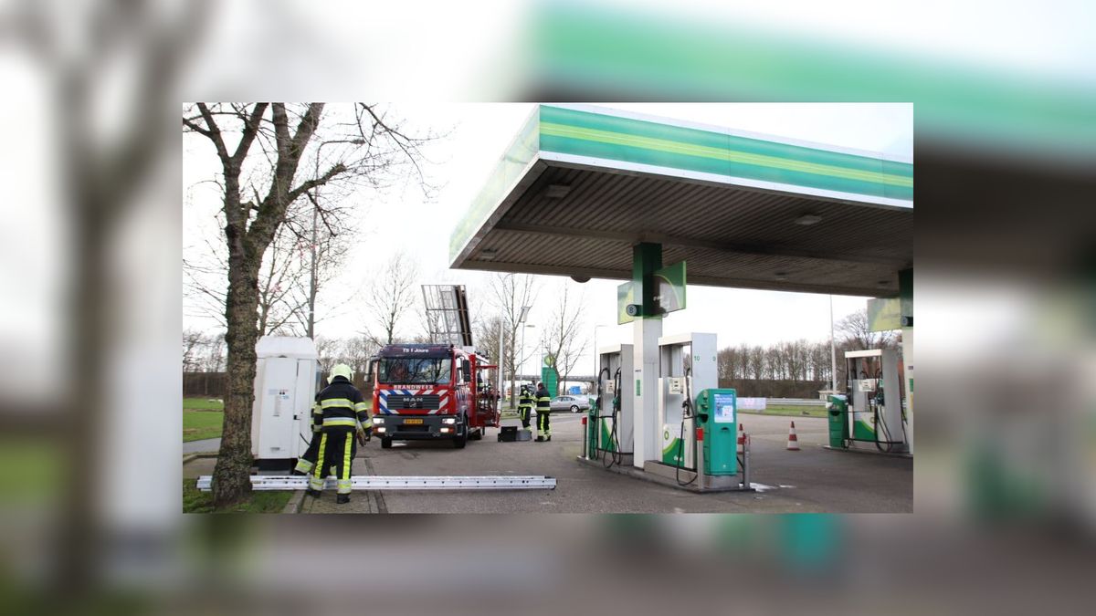 Brandweer ingezet bij stormschade tankstation aan de A7 bij Haskerhorne