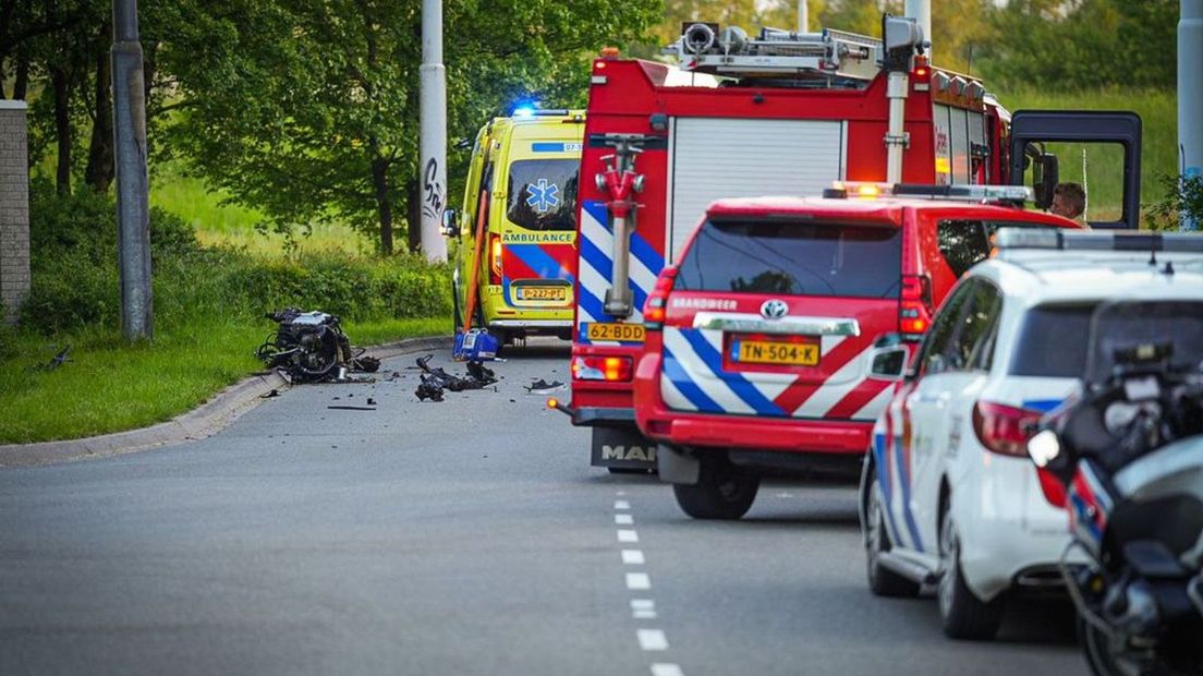 Op de plek van het ongeval liggen brokstukken op de weg