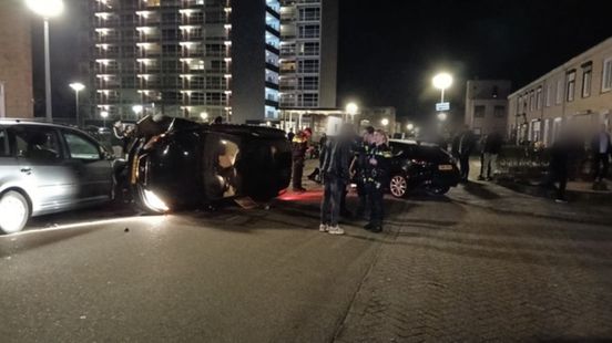 Auto op zijkant na ongeval: gewonde naar het ziekenhuis. Auto op zijkant na ongeval: gewonde naar het ziekenhuis.