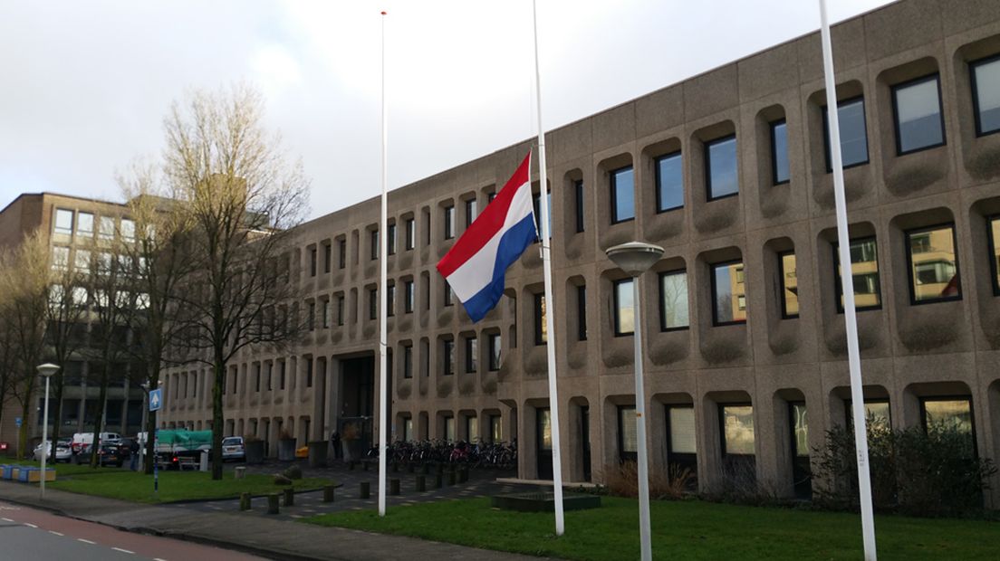Vlag halfstok bij hoofdbureau politie Den Haag 