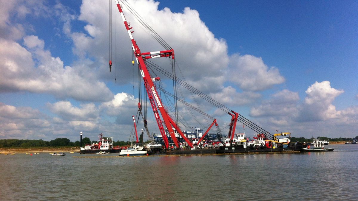Bergen doorgebroken schip Lomm begonnen