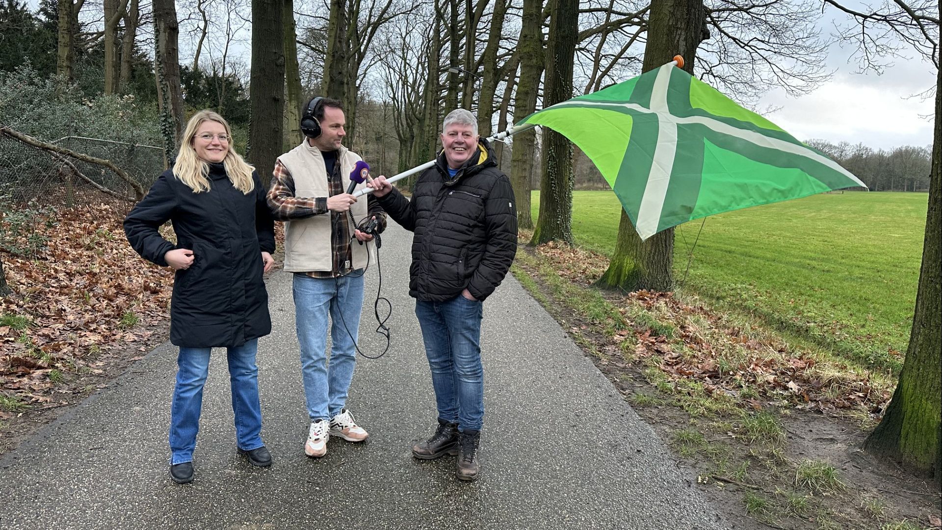 Onderzoeker Natalya Staring met programmamaker Frank Oosterwegel en presentator Frans Miggelbrink.