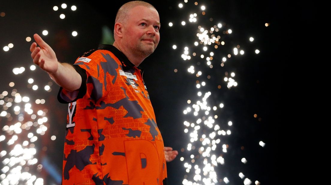 Raymond van Barneveld eerder dit jaar bij een wedstrijd in de Premier League in Ahoy