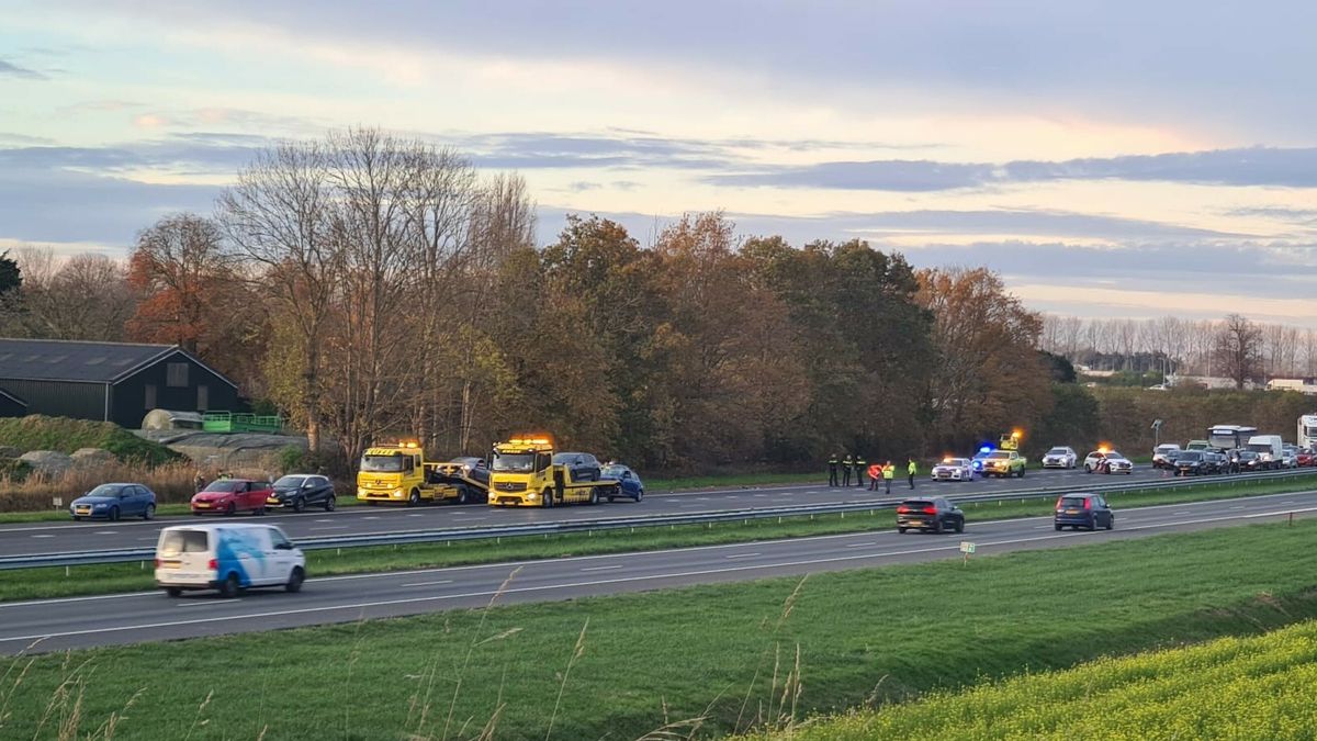Kettingbotsing met zeven auto's op de A58; snelweg dicht