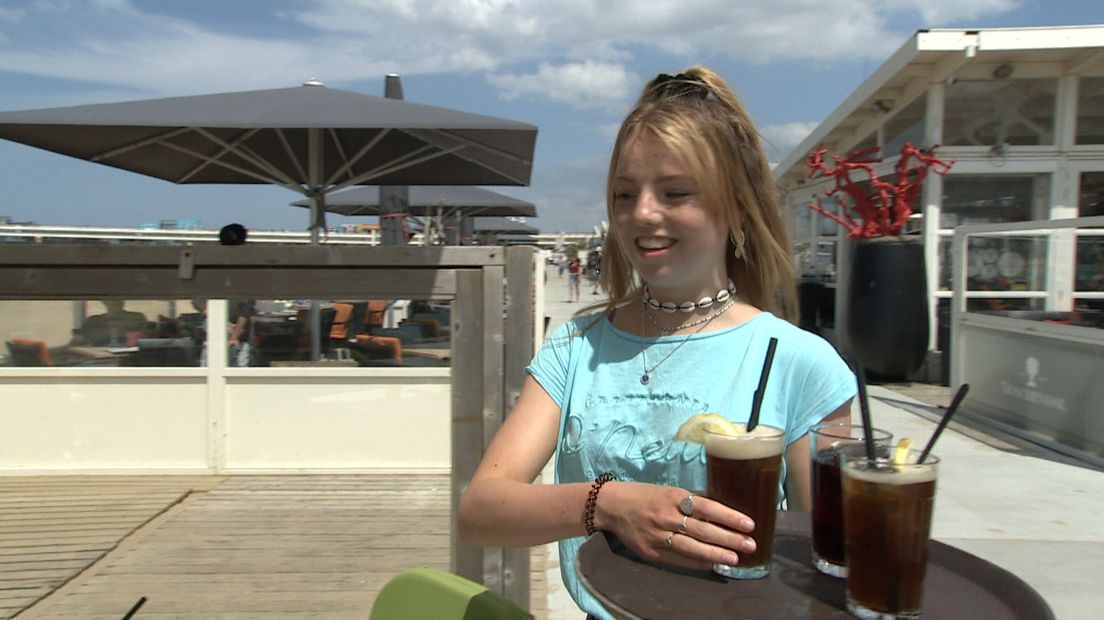 Bediening op bij strandtent op Scheveningen