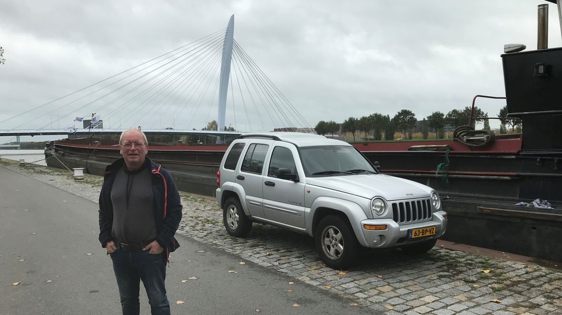 Jan Visser meert ieder weekend aan langs de kade van de Utrechtse wijk Kanaleneiland.