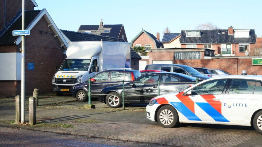 Politie doet inval in pand aan de Oosterstraat in Enschede