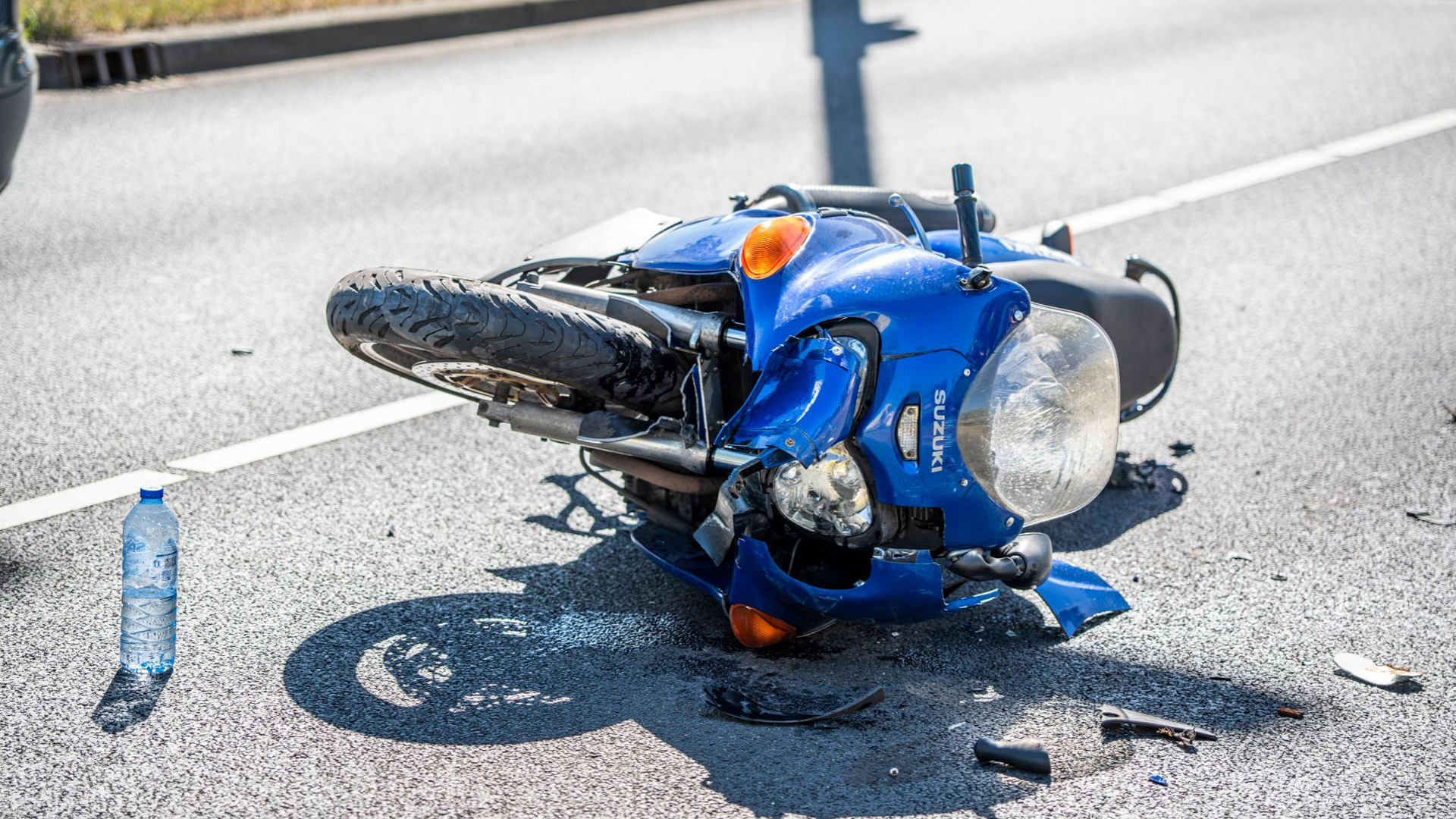 Motorrijder botst achterop busje